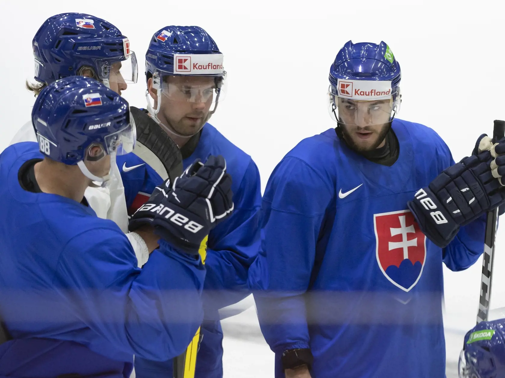 Na snímke slovenskí hokejisti zľava Kristián Pospíšil, Pavol Regenda, Alex Tamáši a Mário Lunter počas tréningu slovenskej hokejovej reprezentácie pred piatkovým zápasom proti Francúzsku v základnej A-skupine na 85. majstrovstvách sveta v ľadovom hokeji vo štvrtok 12. mája 2022 v Helsinkách. FOTO TASR - Martin Baumann
