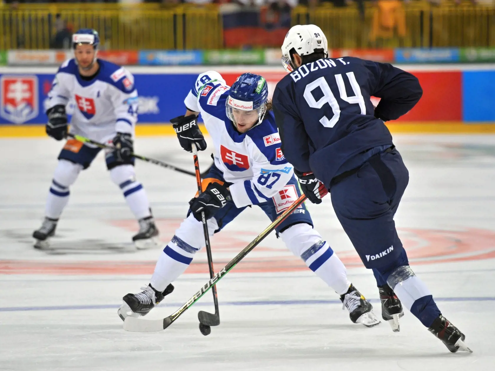 Na snímke vľavo Pavol Regenda (Slovensko) a Tim Bozon (Francúzsko) v záverečnom zápase hokejového turnaja Kaufland Cup 2022 Slovensko - Francúzsko v Žiline 7. mája  2022. FOTO TASR - Erika Ďurčová



