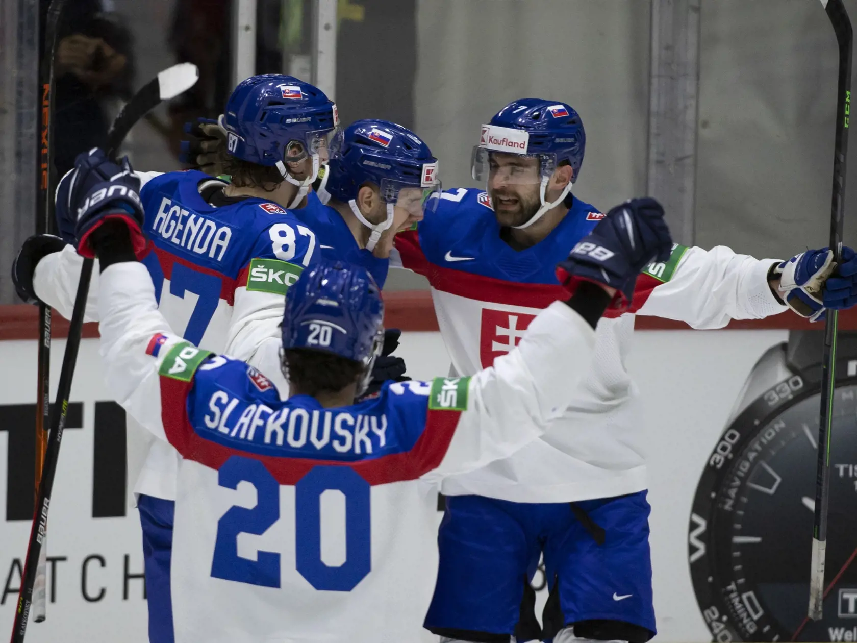 Na snímke slovenský hokejista Pavol Regenda (druhý zľava) sa teší so spoluhráčmi po strelení gólu v úvodnom zápase slovenskej hokejovej reprezentácie v základnej A - skupine Francúzsko - Slovensko na 85. majstrovstvách sveta v ľadovom hokeji v Helsinkách v piatok 13. mája 2022. Vľavo Juraj Slafkovský, vpravo Mário Grman. FOTO TASR - Martin Baumann