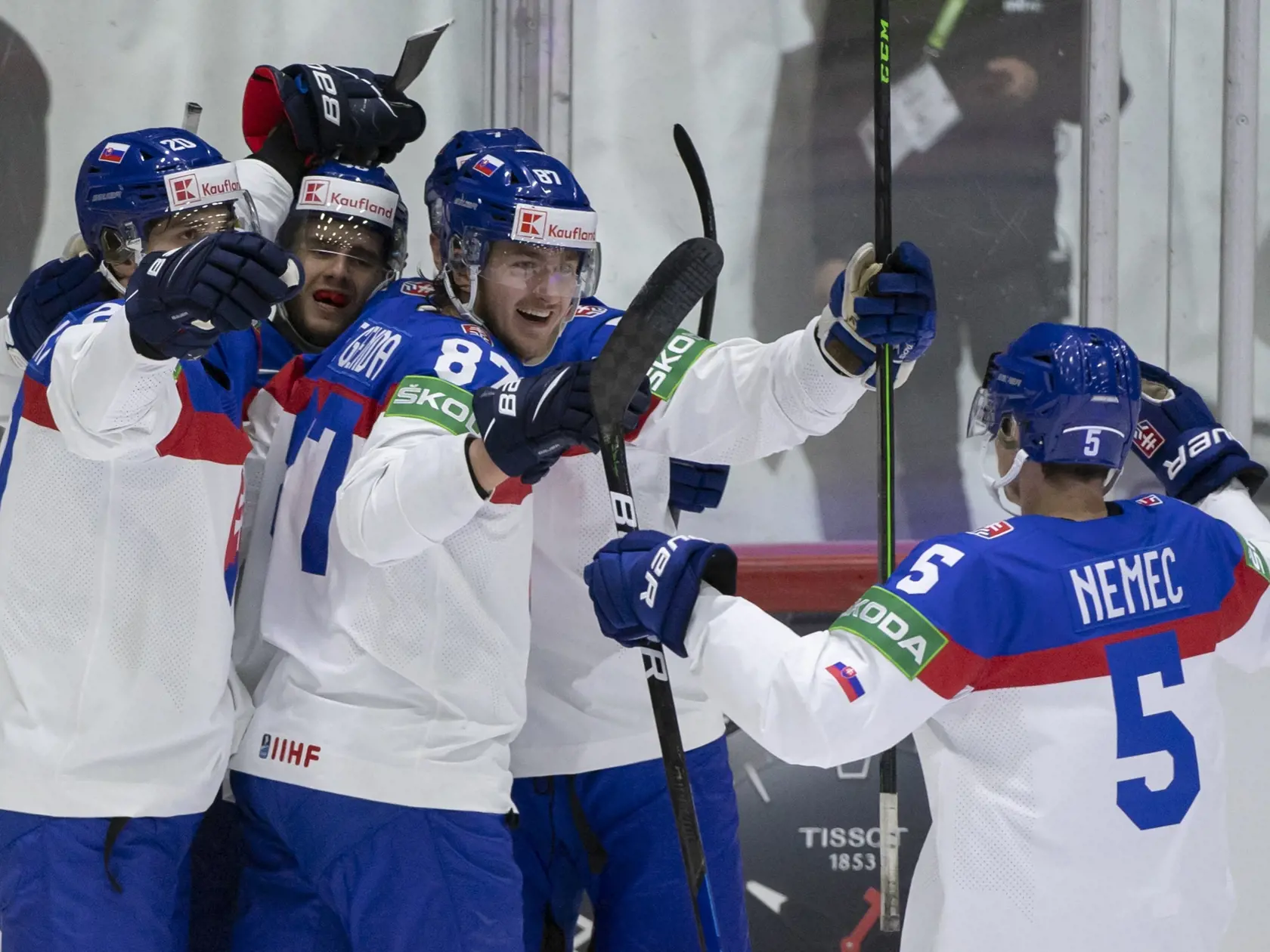 Na snímke slovenský hokejista Pavol Regenda (druhý sprava) sa teší so spoluhráčmi po strelení gólu v úvodnom zápase slovenskej hokejovej reprezentácie v základnej A - skupine Francúzsko - Slovensko na 85. majstrovstvách sveta v ľadovom hokeji v Helsinkách v piatok 13. mája 2022. Vpravo Šimon Nemec, vľavo Juraj Slafkovský. FOTO TASR - Martin Baumann
