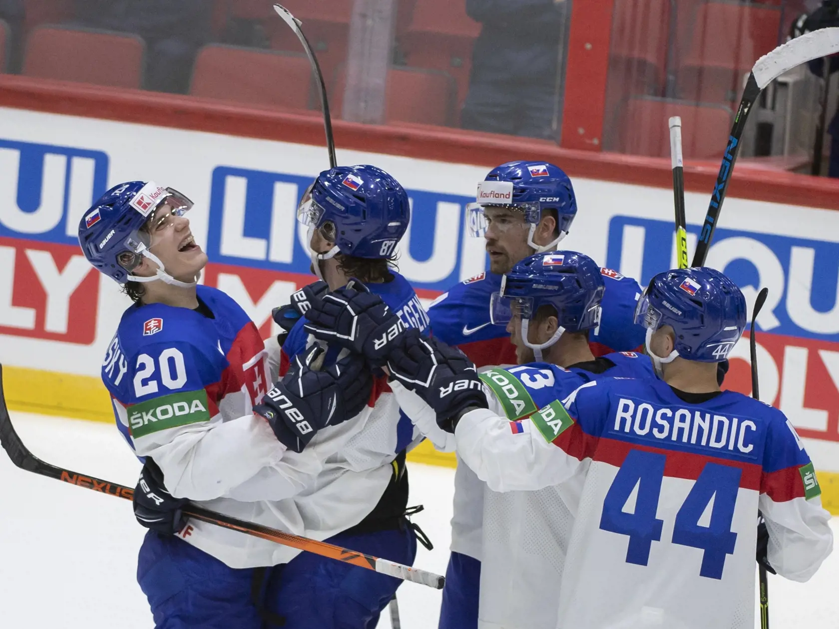 Na snímke zľava Juraj Slafkovský, Pavol Regenda, Peter Čerešňák, Michal Krištof a Mislav Rosandič sa tešia po strelení gólu v úvodnom zápase slovenskej hokejovej reprezentácie v základnej A - skupine Francúzsko - Slovensko na 85. majstrovstvách sveta v ľadovom hokeji v Helsinkách v piatok 13. mája 2022. Slovensko zvíťazilo 4:2. FOTO TASR - Martin Baumann