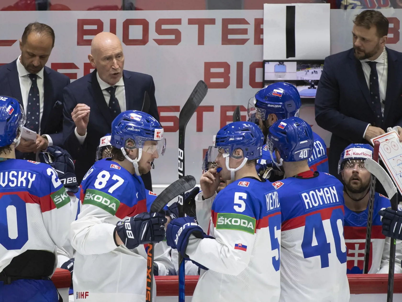 Na snímke uprostred tréner slovenských hokejistov Craig Ramsay, jeho asistenti Ján Pardavý (vľavo) a Andrej Podkonický (vpravo) v úvodnom zápase slovenskej hokejovej reprezentácie v základnej A - skupine Francúzsko - Slovensko na 85. majstrovstvách sveta v ľadovom hokeji v Helsinkách v piatok 13. mája 2022. Zľava dole Juraj Slafkovský, Pavol Regenda, Šimon Nemec, Miloš Roman a kapitán Tomáš Tatar. FOTO TASR - Martin Baumann