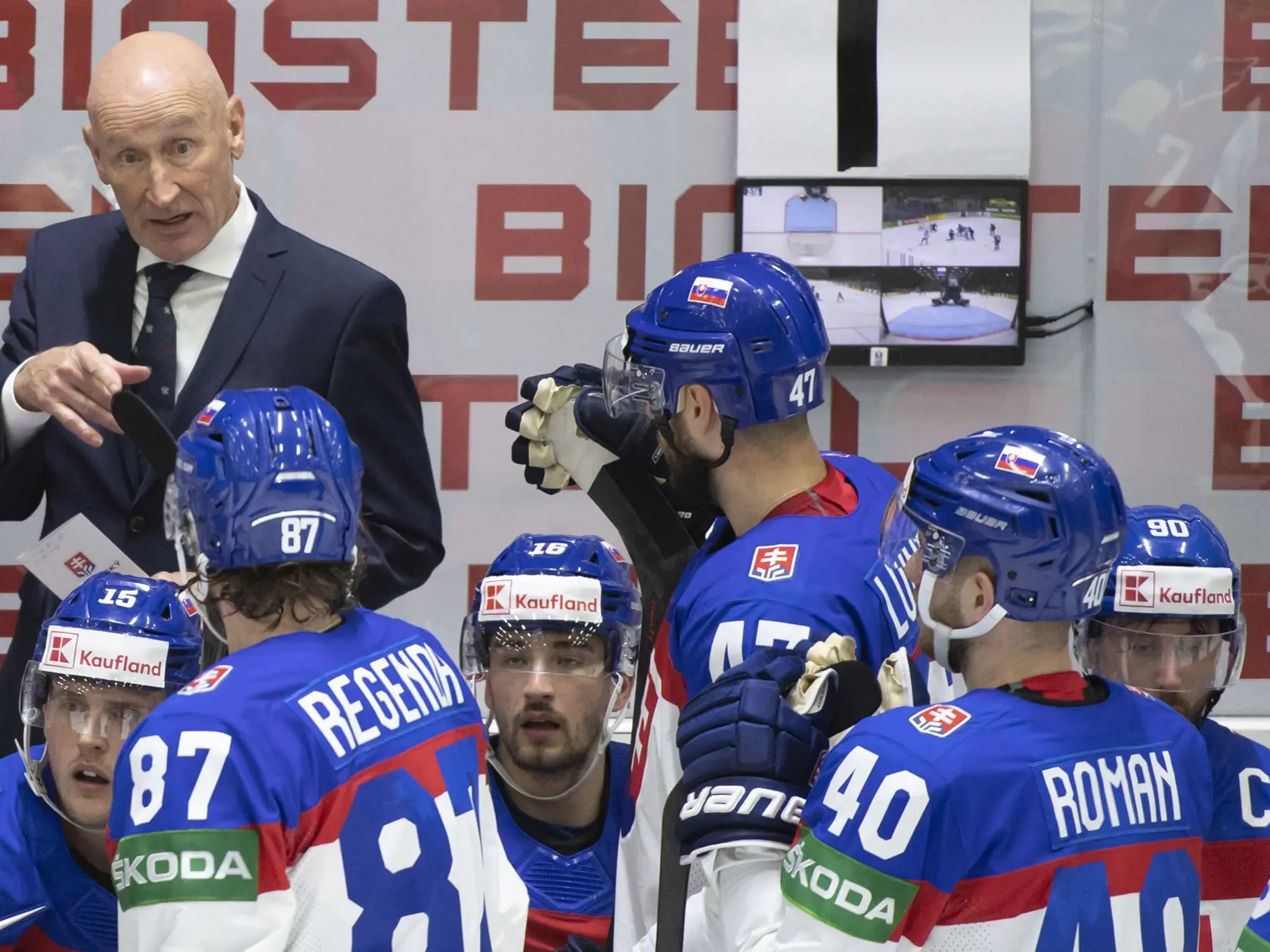 Na snímke hore hlavný tréner Craig Ramsay gestikuluje na striedačke v úvodnom zápase slovenskej hokejovej reprezentácie v základnej A - skupine Francúzsko - Slovensko na 85. majstrovstvách sveta v ľadovom hokeji v Helsinkách v piatok 13. mája 2022. Zľava dole Jakub Minárik, Pavol Regenda, Róbert Lantoši, Mário Lunter, Miloš Roman a kapitán Tomáš Tatar. FOTO TASR - Martin Baumann