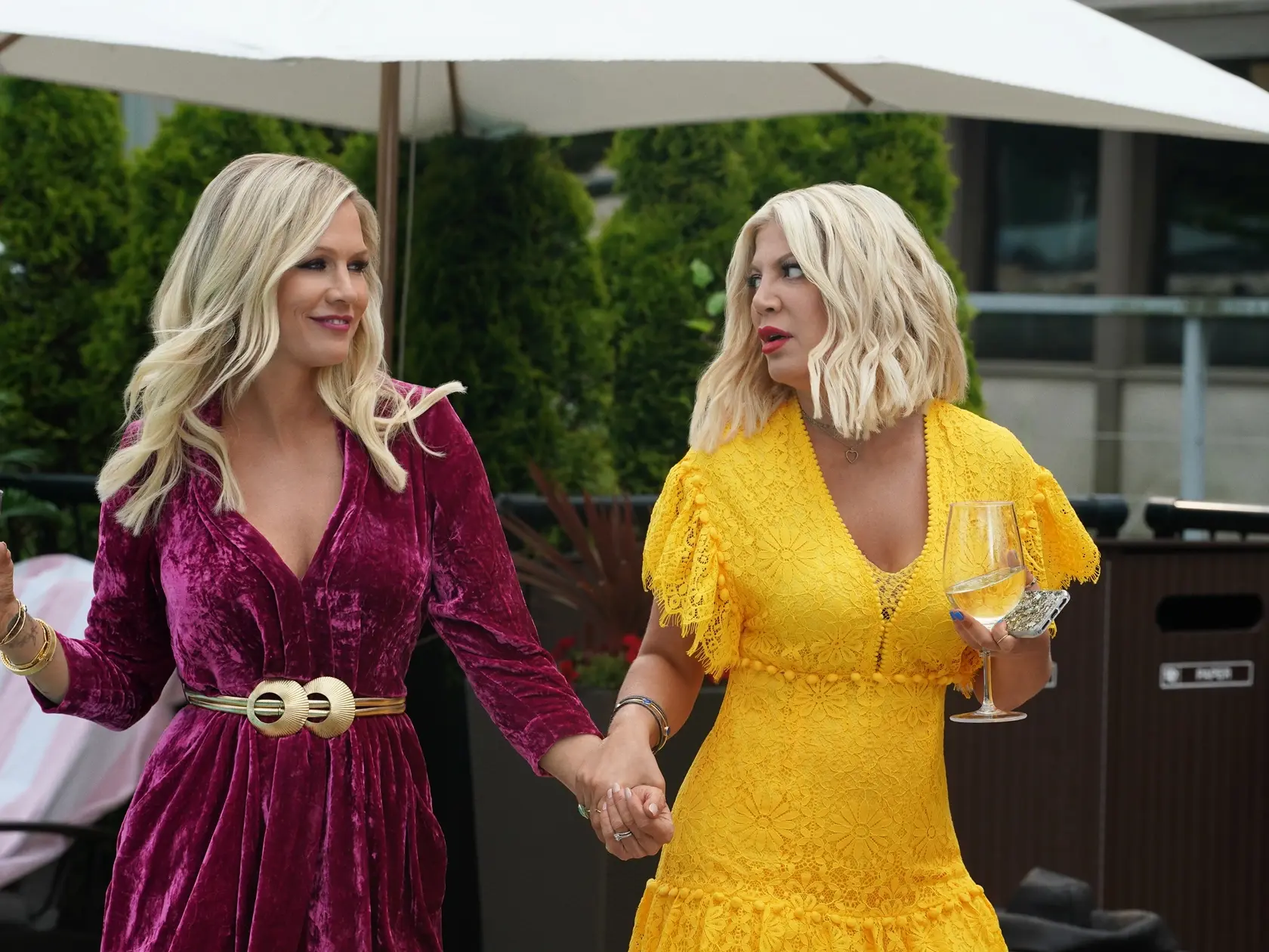 Jennie Garth a Tori Spellig v obnovenej verzii seriálu Beverly Hills 90210,