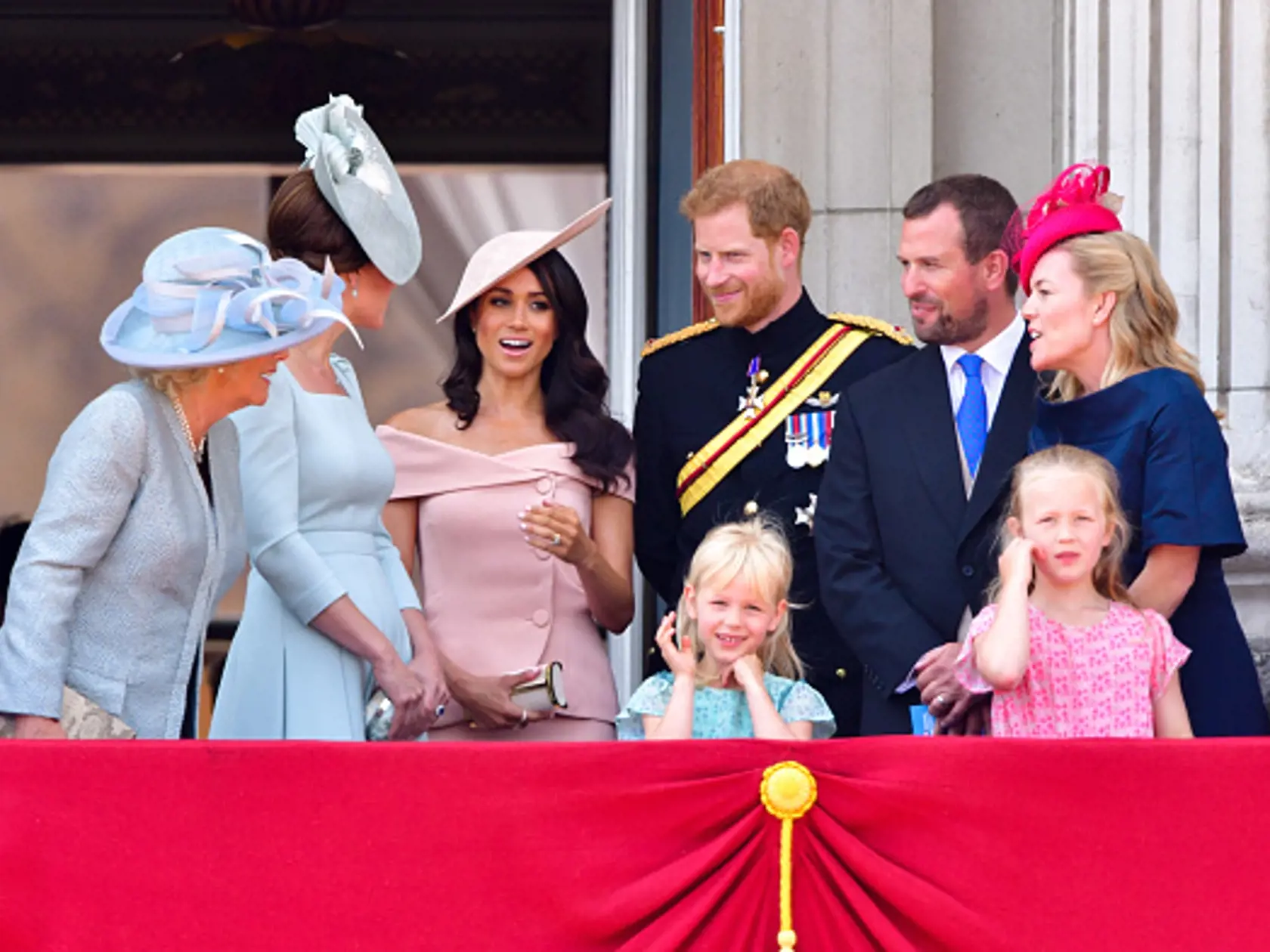Podľa britských denníkov je rozhodnutie jej vnuka o to bolestivejšie, že práve jeho manželku Autumn Phillips si kráľovná veľmi obľúbila.