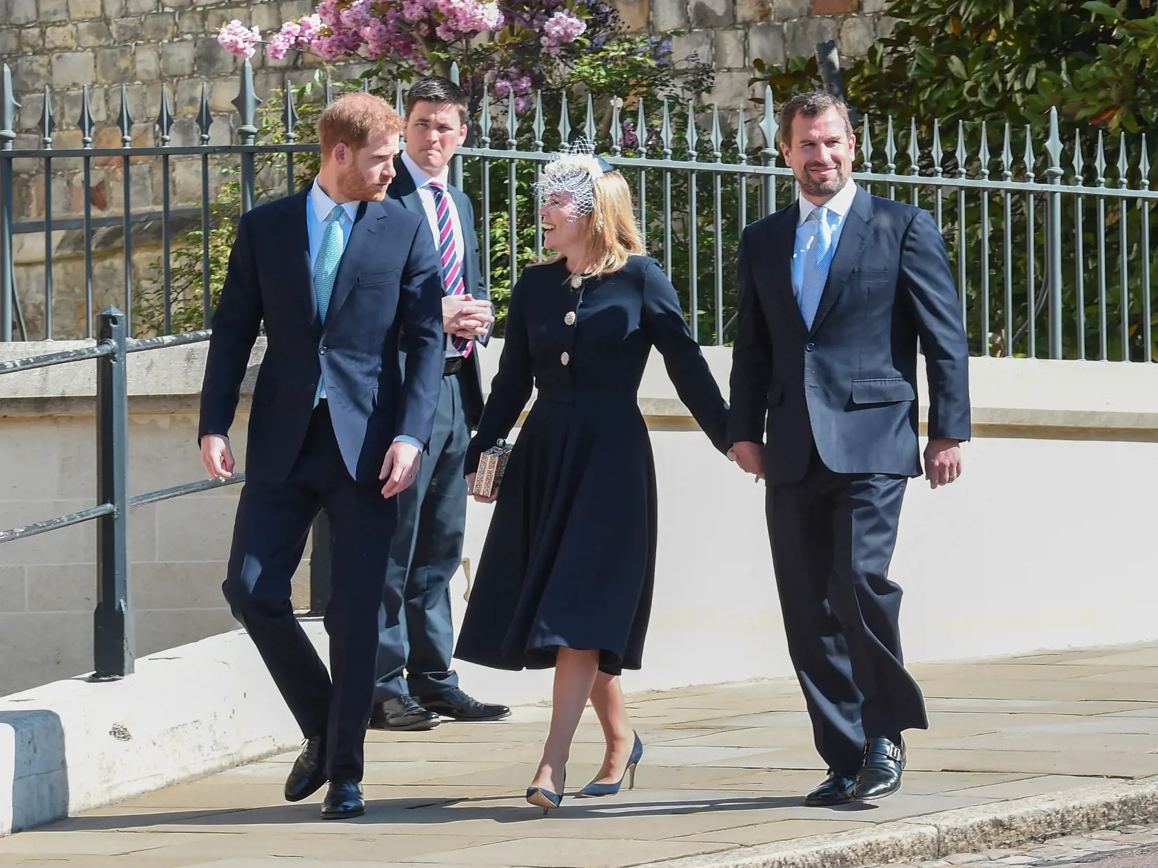 Podľa britských denníkov je rozhodnutie jej vnuka o to bolestivejšie, že práve jeho manželku Autumn Phillips si kráľovná veľmi obľúbila.