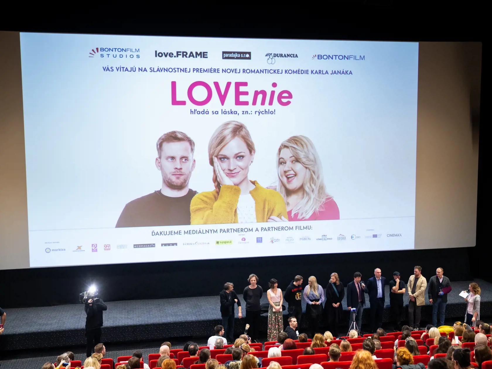 Premiéra českej romantickej komédie LOVEnie v jednom z bratislavských kinosál.
