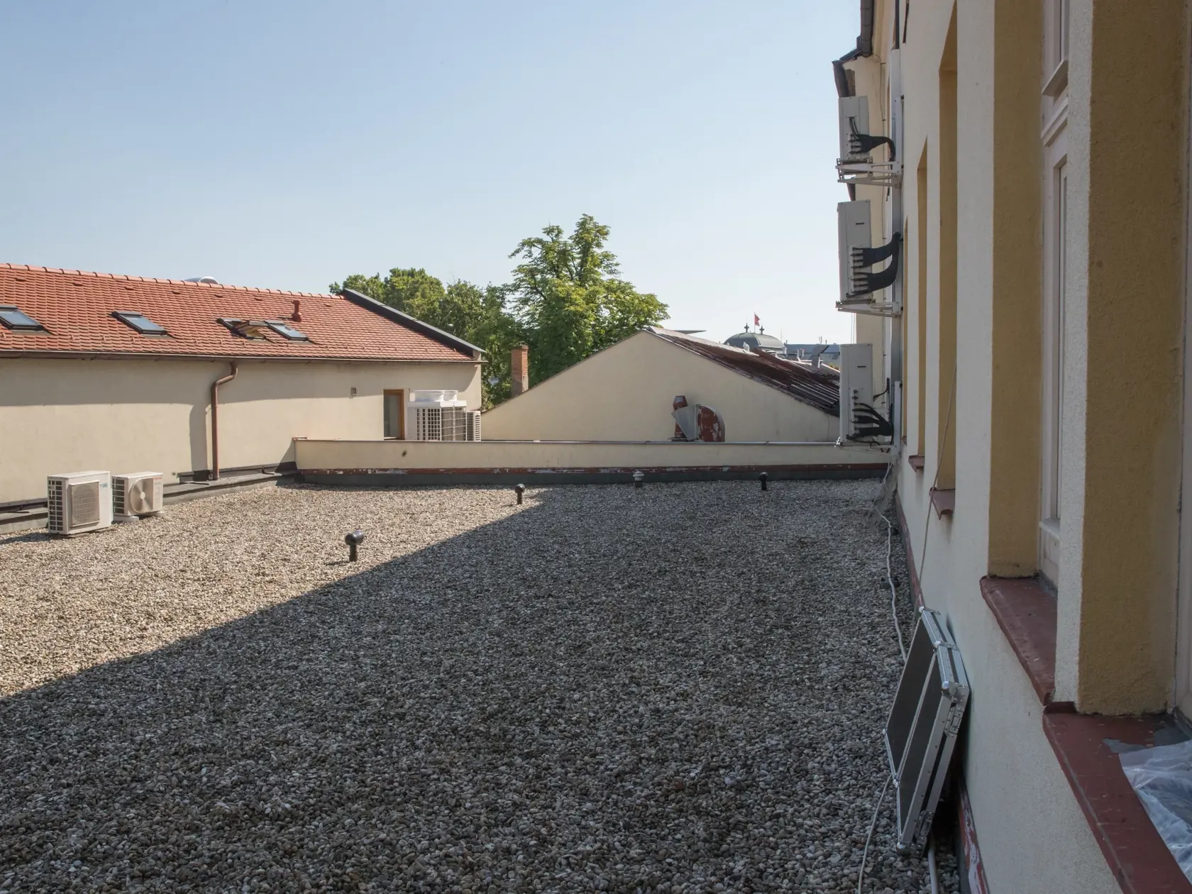 Prezidentka Slovenskej Republiky Zuzana Čaputová počas brífingu na streche Karáčoniho paláca v Bratislave predstavila víziu svojej kancelárie, ktorá by v budúcnosti mala smerovať k eliminácii uhlíkovej stopy.