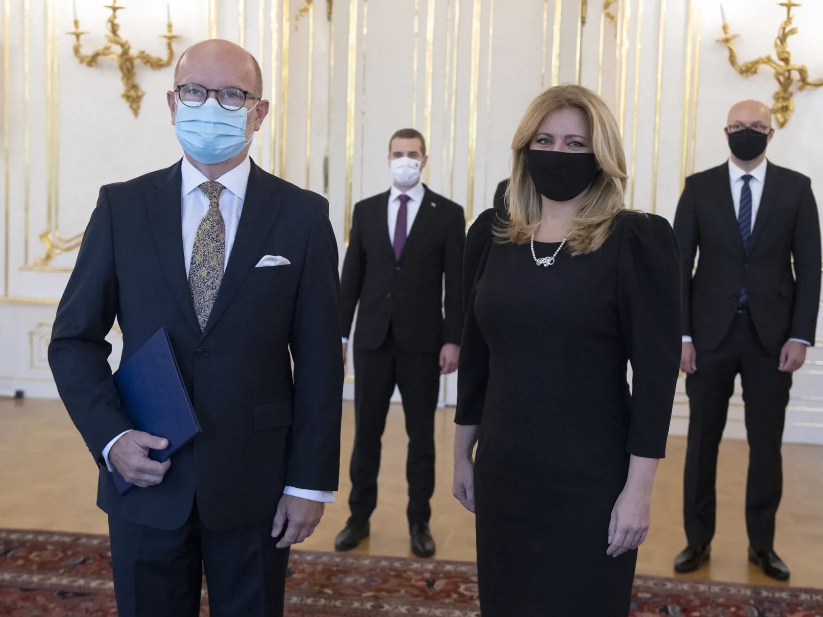 Prezidentka SR Zuzana Čaputová v utorok odovzdala poverovacie listiny trom novým veľvyslancom Slovenskej republiky. Na snímke vľavo mimoriadny a splnomocnený veľvyslanec SR v Českej republike Rastislav Káčer a vpravo prezidentka SR Zuzana Čaputová počas odovzdania poverovacích listín novému veľvyslancovi  v prezidentskom paláci v Bratislave v utorok 20. októbra 2020. FOTO TASR - Pavel Neubauer



 

         