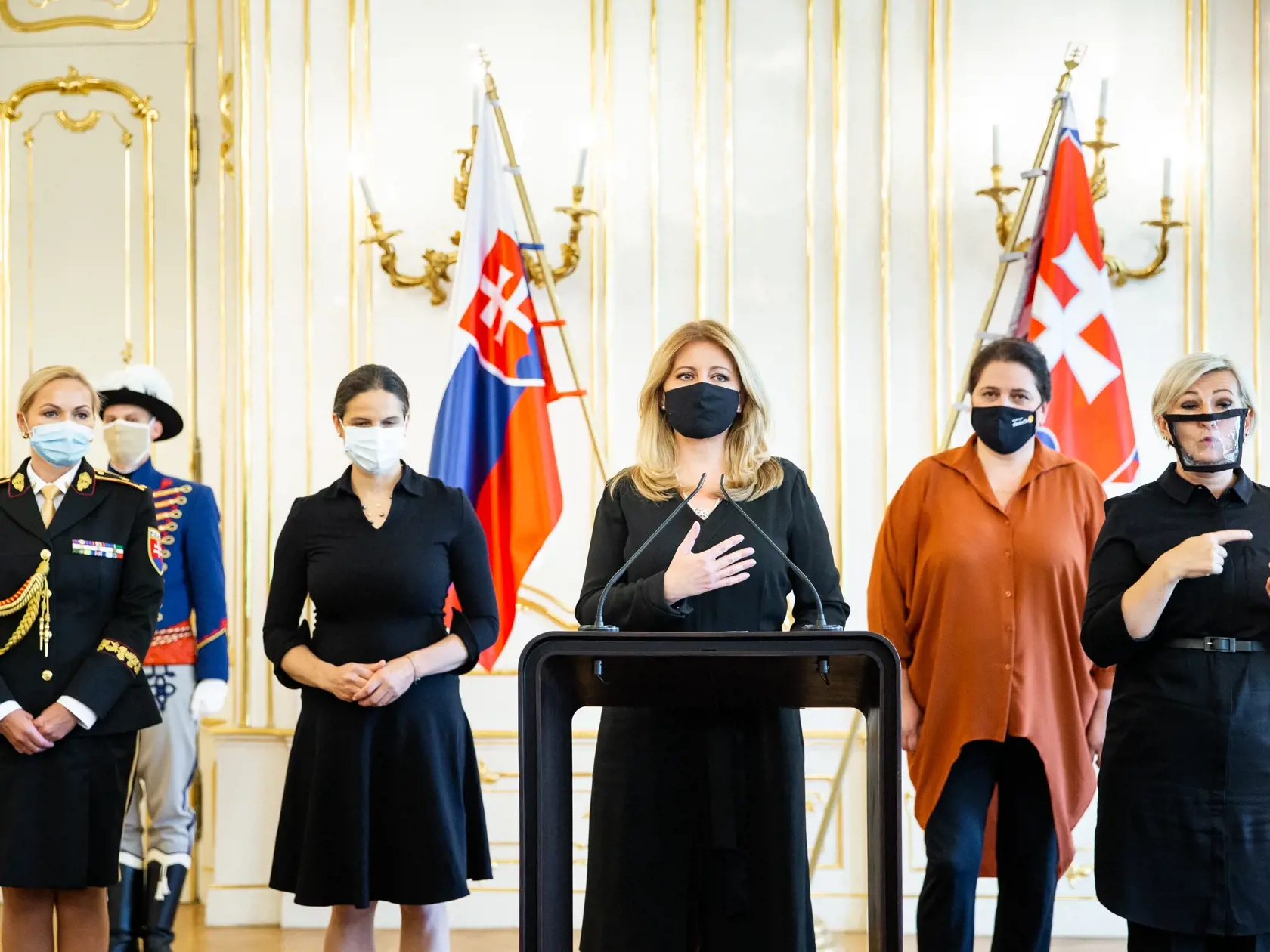 Prezidentka Zuzana Čaputová prijala ministerku spravodlivosti SR Máriu Kolíkovú, prvú viceprezidentku Policajného zboru SR Janu Maškarovú a riaditeľku nitrianskej neziskovej organizácie Centrum Slniečko Marianu Kováčovú. Témou stretnutia boli plánované legislatívne zmeny, ktoré by mali pomôcť týraným ženám.