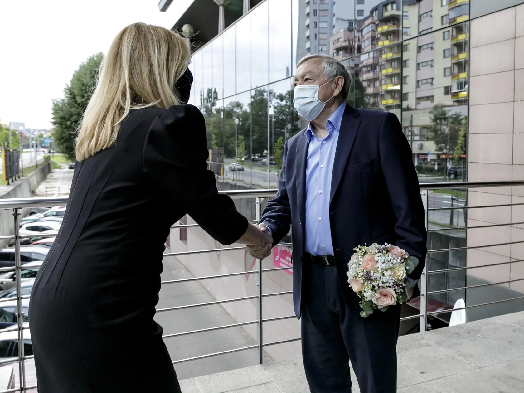 Na snímke zľava prezidentka SR Zuzana Čaputová a riaditeľ Radošinského naivného divadla (RND) Stanislav Štepka počas návštevy divadla a stretnutia s členmi súboru v Bratislave 7. októbra 2020. FOTO TASR - Dano Veselský