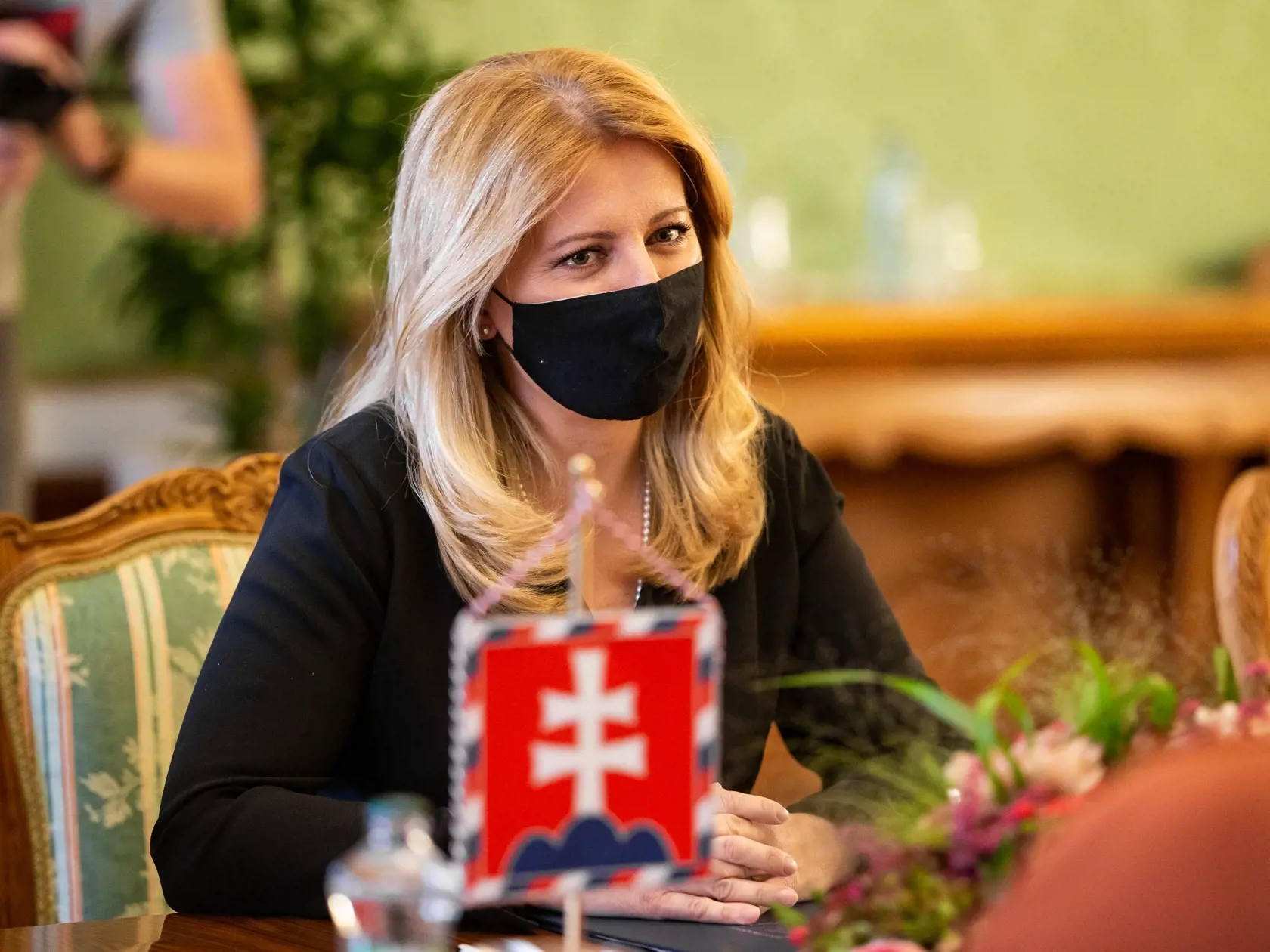 Prezidentka Zuzana Čaputová prijala ministerku spravodlivosti SR Máriu Kolíkovú, prvú viceprezidentku Policajného zboru SR Janu Maškarovú a riaditeľku nitrianskej neziskovej organizácie Centrum Slniečko Marianu Kováčovú. Témou stretnutia boli plánované legislatívne zmeny, ktoré by mali pomôcť týraným ženám.