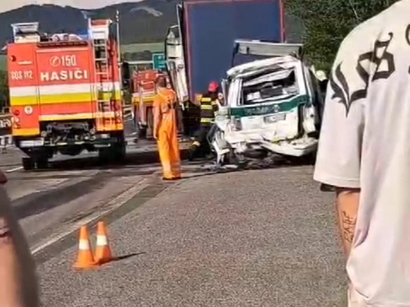 Na diaľnici pristál aj vrtuľník. Kamión podľa svedka vrazil do policajného auta aj do hasičov.