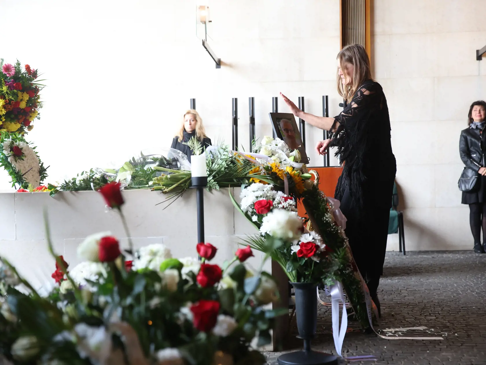 Najbolestivejší moment celej rozlúčky. Vdova Katarína Feldeková sa nad truhlou emočne zrútila.