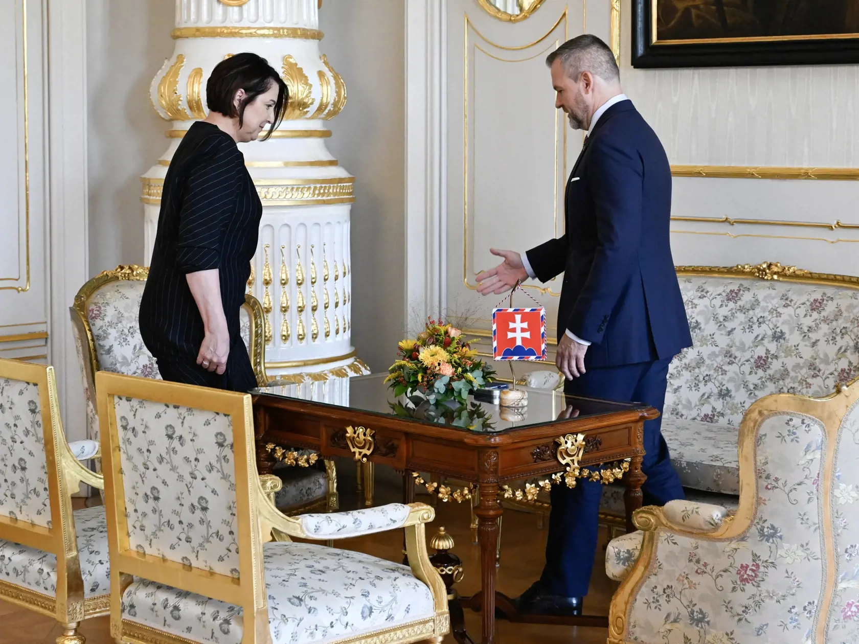 Na snímke vpravo prezident SR Peter Pellegrini a vľavo predsedníčka Súdnej rady SR Marcela Kosová počas jej prijatia v Prezidentskom paláci 15. júla 2024 v Bratislave. FOTO TASR - Pavel Neubauer