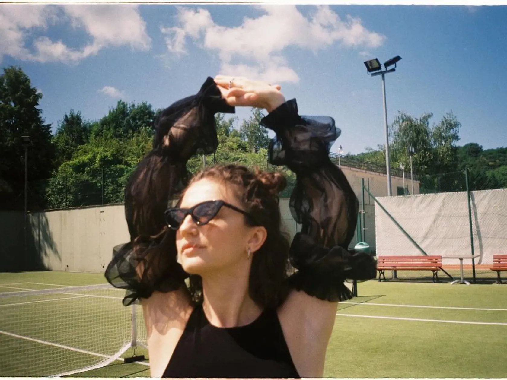 Zákulisné fotografie z natáčania prvej autorskej piesne Pehy dní. Klip k piesni natáčali na starú kameru z roku 1994.