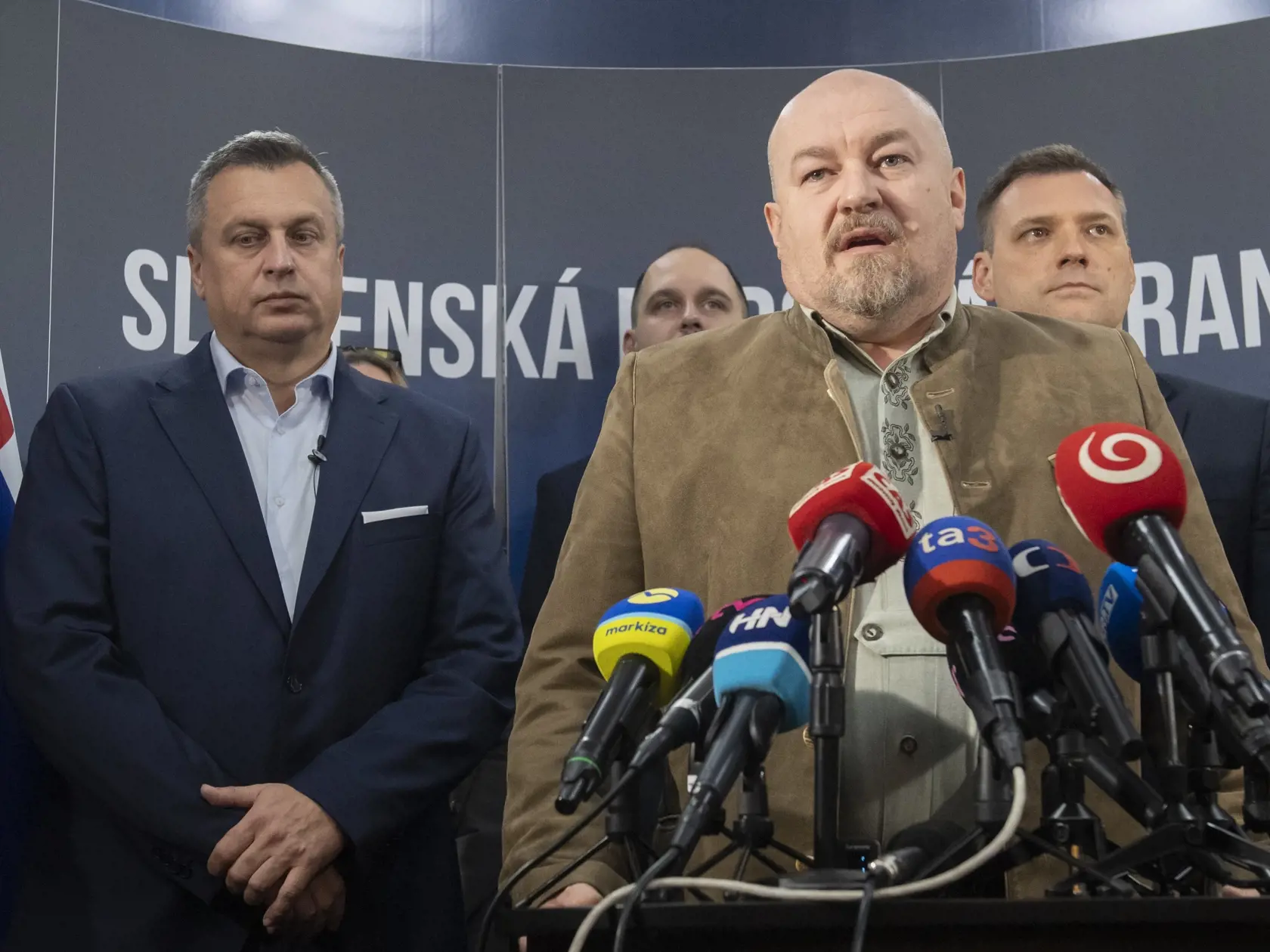 Na snímke zľava predseda SNS Andrej Danko, Rudolf Huliak a Tomáš Taraba počas tlačovej konferencie 24. októbra 2023 v Bratislave. Rudolf Huliak nebude kandidátom SNS na post ministra životného prostredia. Strana nominuje miesto neho Tomáša Tarabu. FOTO TASR - Martin Baumann