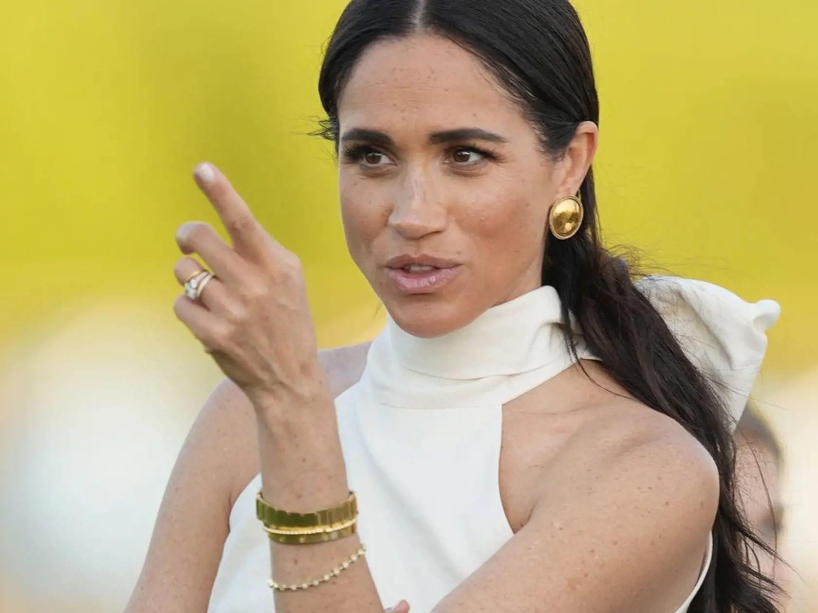 V článku magazínu UsWeekly.com však Josh Kettler, Harryho bývalý náčelník štábu povedal, že ho Sussexovci vždy 'srdečne vítali' a nazval ich 'oddanými a pracovitými'. Nikdy však nevysvetlil, prečo od rodiny napokon náhle odišiel.