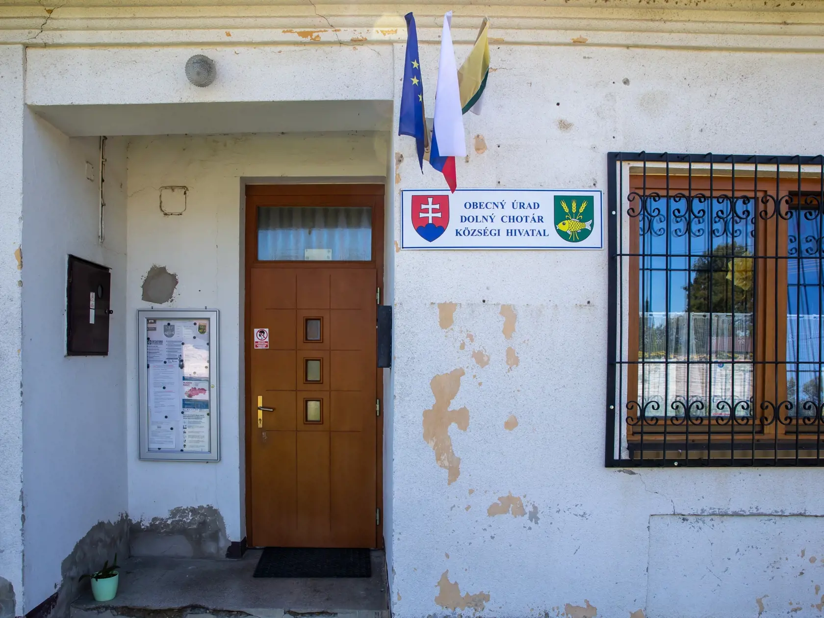 REGIÓNY: DOROV CHOTÁR Obecný úrad
Stojí na pozemku Františka Doru, ktorý podpísal zmluvu v podstate sám so sebou. Prenajímal ho obci za euro.