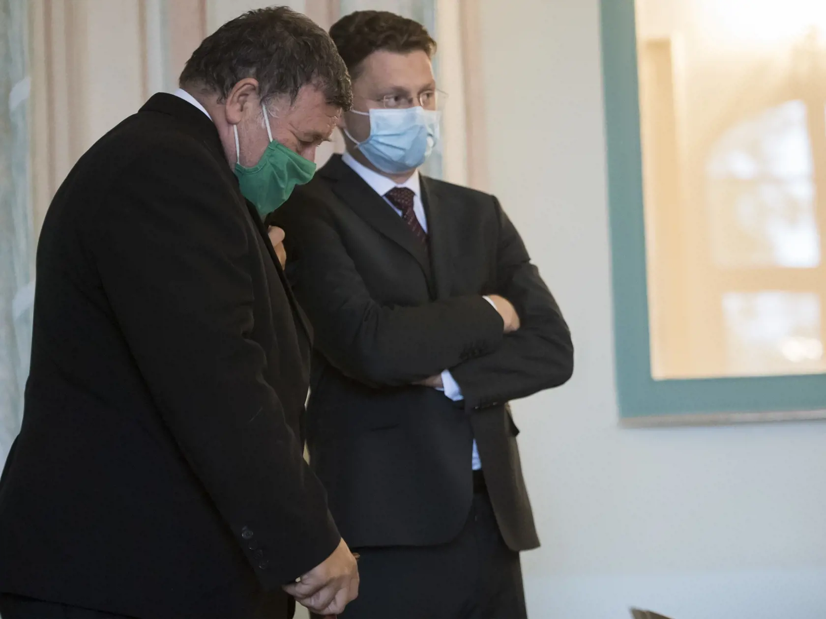 V Prezidentskom paláci sa uskutočnila tlačová konferencia prezidentky SR Zuzany Čaputovej po rokovaní s expertmi v súvislosti s aktuálnou pandemickou situáciou a celoplošným testovaním. Sprava lekár Fakultnej nemocnice Nitra a predseda Lekárskeho odborového združenia (LOZ) Peter Vislojaský a Vladimír Krčméry, onkológ, infektológ a tropický lekár, prednosta Mikrobiologického ústavu LF UK a rektor Vysokej školy sv. Alžbety sa rozprávajú v Prezidentskom paláci v Bratislave v utorok 27. októbra 2020