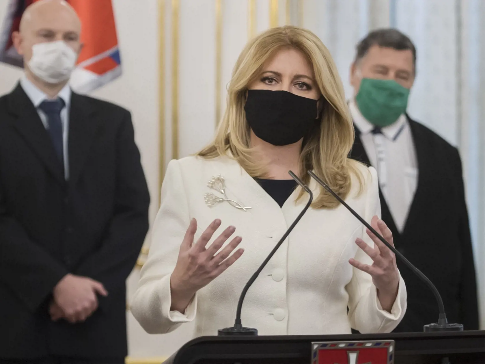 V Prezidentskom paláci sa uskutočnila tlačová konferencia prezidentky SR Zuzany Čaputovej po rokovaní s expertmi v súvislosti s aktuálnou  pandemickou situáciou a celoplošným testovaním. Na snímke prezidentka SR Zuzana Čapútová (uprostred), Vladimír Krčméry (vpravo), onkológ, infektológ a tropický lekár, prednosta Mikrobiologického ústavu Lekárskej fakulty (LK) Univerzity Komenského (UK) a rektor Vysokej  školy sv. Alžbety a virológ z Biomedicínskeho centra SAV Boris Klempa v Prezidentskom palác
