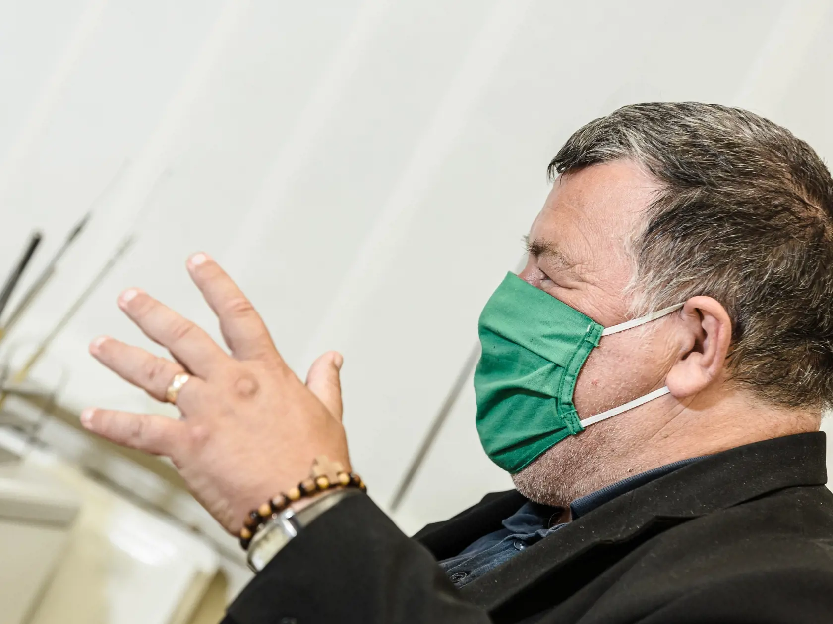 Na sníme Prof. MUDr. Vladimír Krčméry DrSc. - slovenský lekár, vedec – odborník na tropickú medicínu, infektológiu a onkológiu.