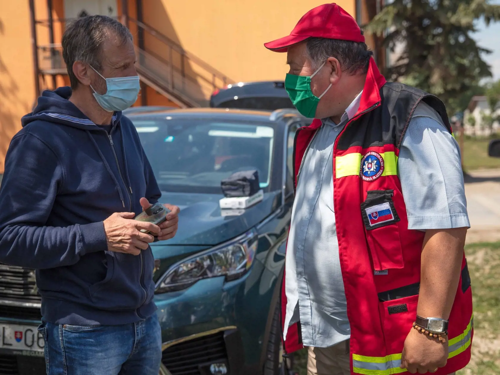 Peter Gombita pri rozhovore s prof. Vladimírom Krčmérym.