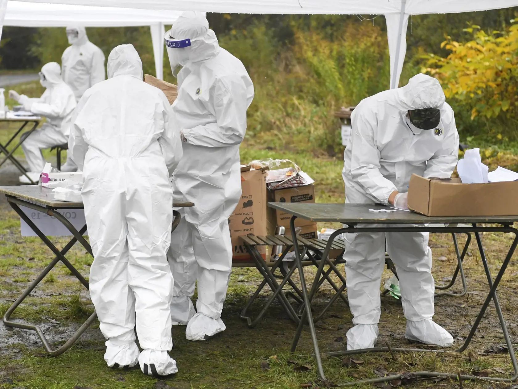 Tretí a záverečný deň pilotného celoplošného testovania na ochorenie COVID-19 na Orave a v Bardejove v nedeľu 25. októbra 2020. Otestovaných by malo byť asi 180.000 osôb v rámci 235 odberných miest. Na testovaní sa bude podieľať viac ako 2500 vojakov, policajtov, hasičov, zdravotníkov a administratívnych pracovníkov. Na snímke testovanie v obci Bardejovská Zábava v okrese Bardejov v nedeľu 25. októbra 2020. FOTO TASR – František Iván