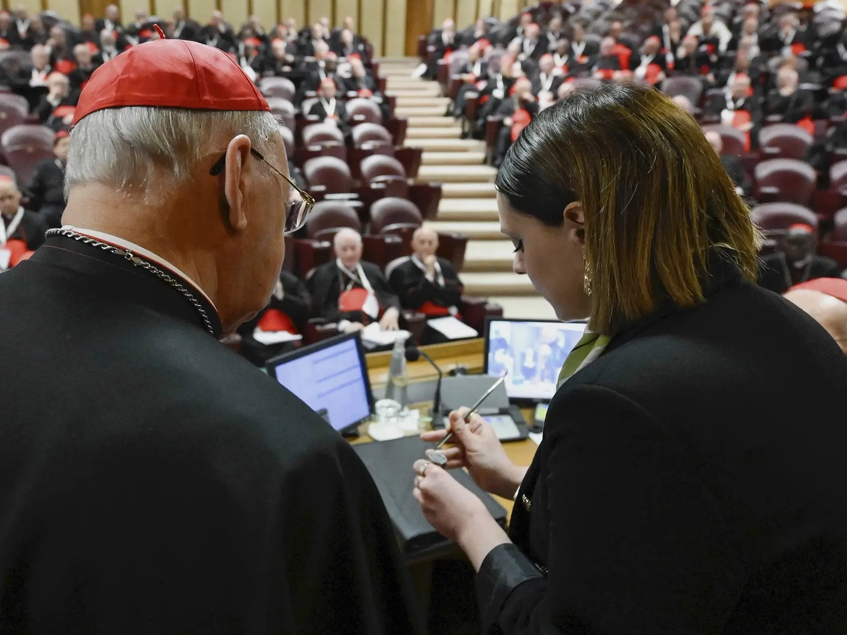 Zamestnankyňa Vatikánu anuluje pápežskú pečať na pápežskom rybárskom prsteni vo Vatikáne 6. mája 2025.