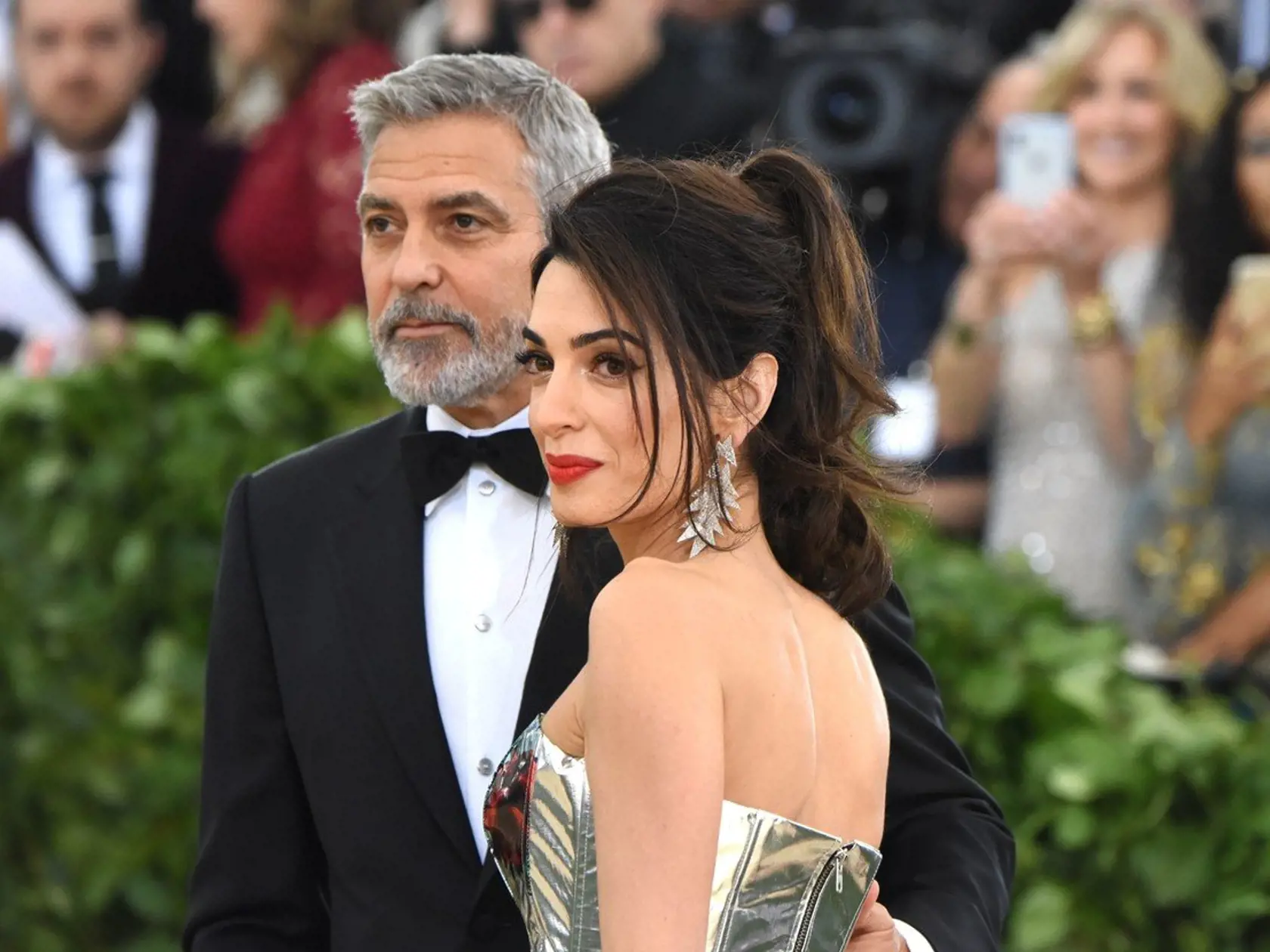 George Clooney s manželkou Amal budú krstní rodičia prvého potomka Harryho a Meghan.