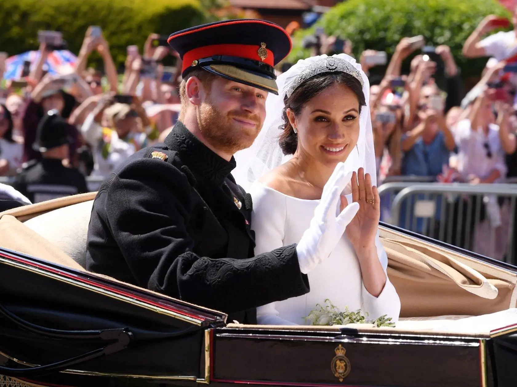 KRÁĽOVNÁ: Pred zásnubami musela prejsť Meghan schvaľovaním, ktoré v rodine zastrešuje kráľovná. Pokiaľ by ona povedala nie, Harry by sa neženil, rovnako ako to bolo v prípade jeho otca Charlesa. Chcel za ženu Camillu, ale jeho matka ju neodobrila,preto si musel vziať Dianu. V prípade tohto mladého páru je prvý krok urobený, avšak Meghan veľmi veľa chybuje, čo sa protokolu týka a ako vidno, nevadí jej to. Ak sa kráľovná rozhodne, že to viac tolerovať nebude,  manželstvo môže byť nalomené.