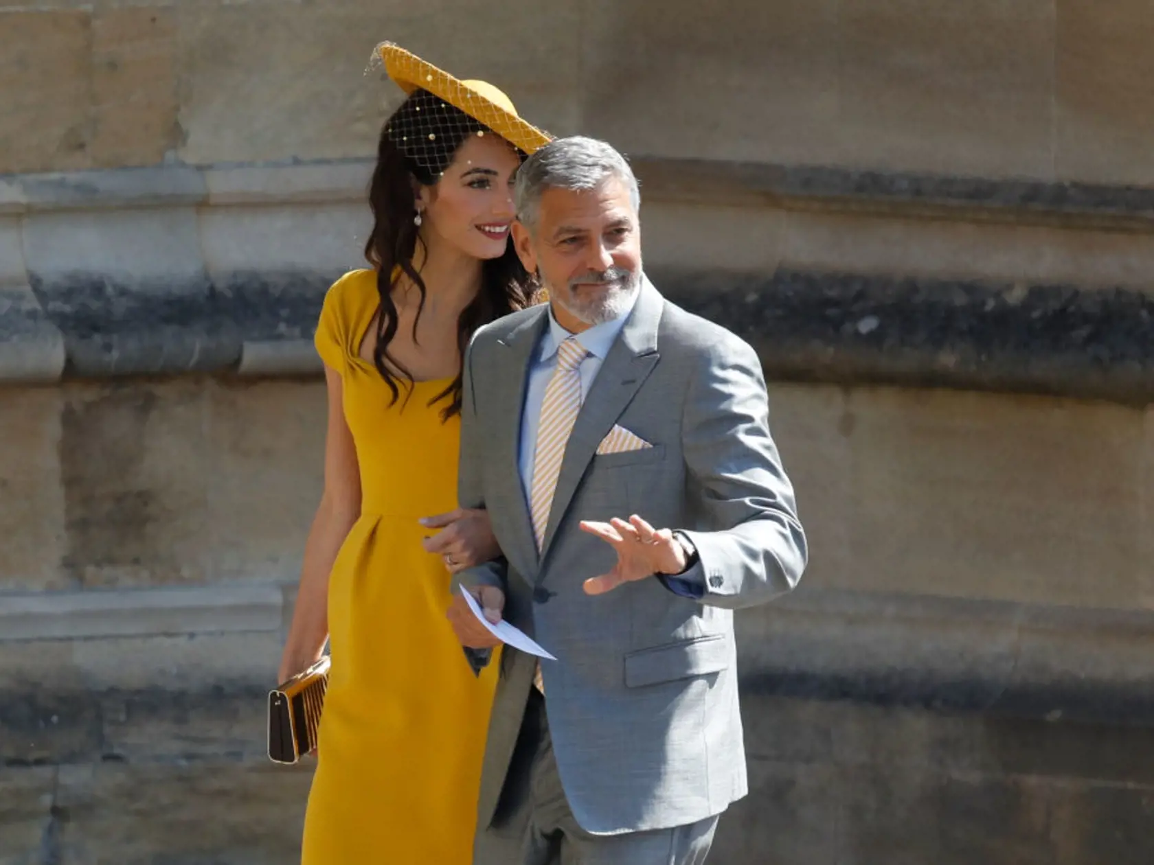 Manželia Clooneyovci boli hosťami na svadbe Meghan a Harryho.