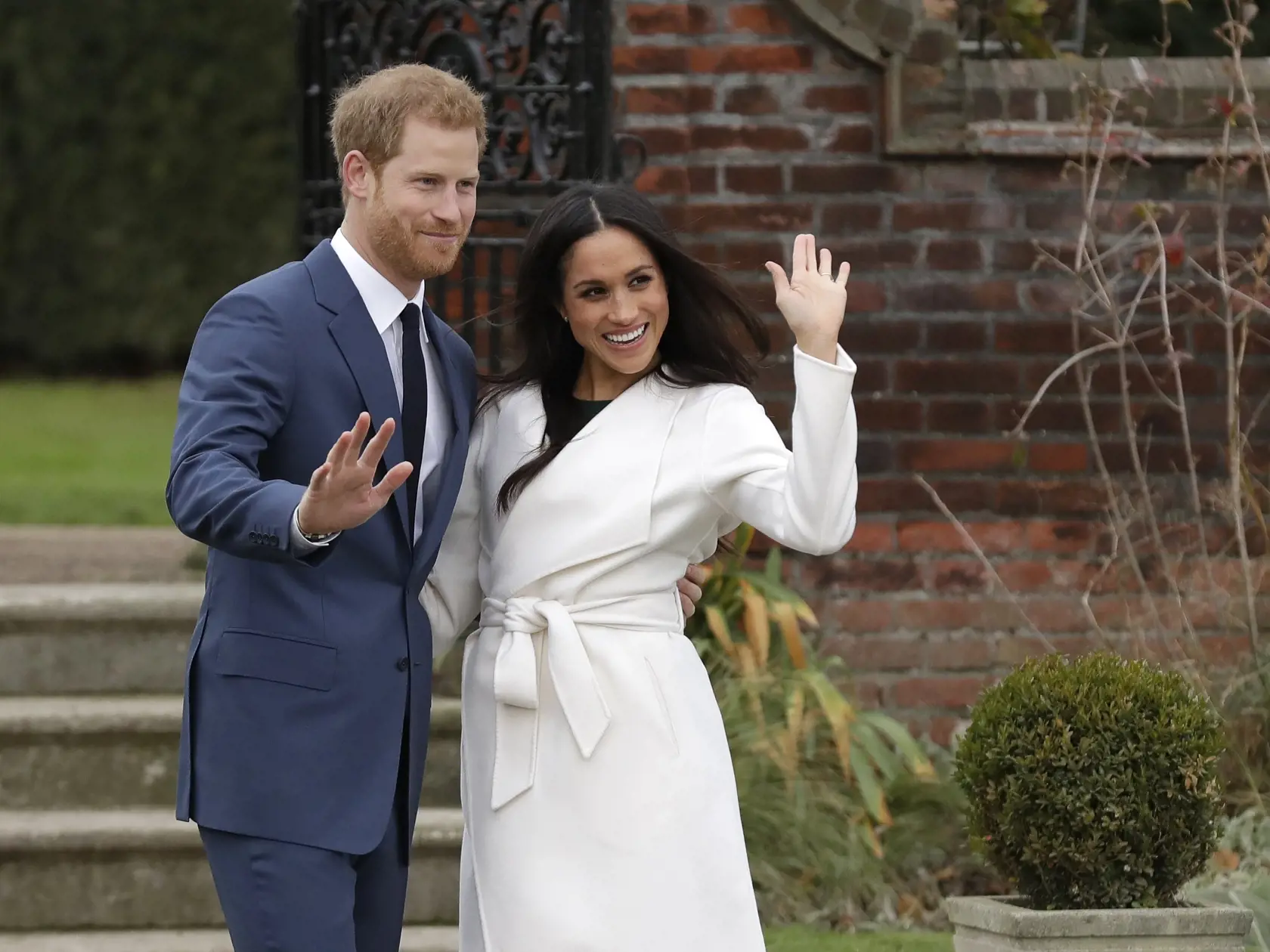 KK8 Londýn - Britský princ Harry a jeho snúbenica  Meghan Markleová pózujú fotografom počas fotetermínu v Londýne v pondelok 27. novembra 2017. Britský princ Harry a herečka Meghan Merkleová sa zasnúbili. Svadba je naplánovaná na jar budúceho roku. FOTO TASR/AP
Britain's Prince Harry and his fiancee Meghan Markle pose for photographers during a photocall in the grounds of Kensington Palace in London, Monday Nov. 27, 2017. Britain's royal palace says Prince Harry and actress Meghan Markle are eng