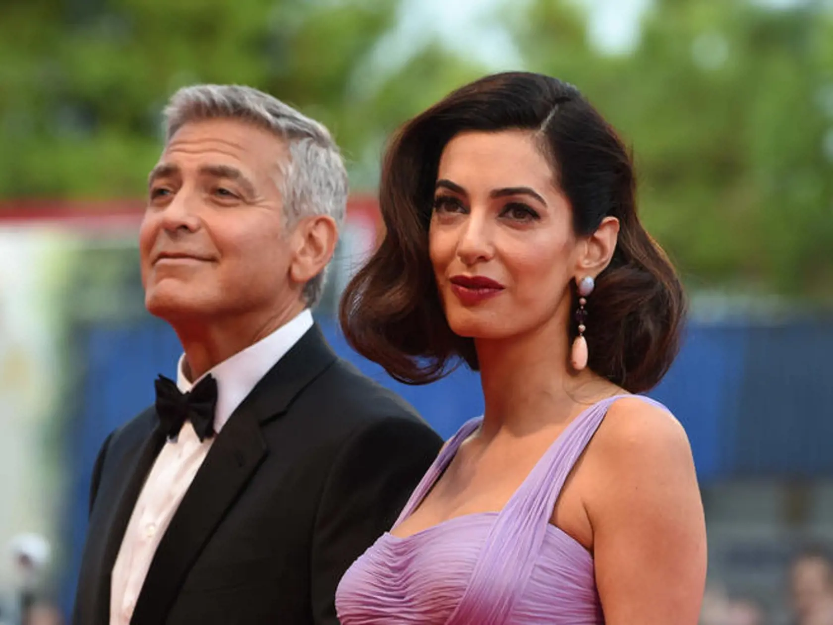George Clooney: Tento starý mládenec nakoniec podľahol a v roku 2014 sa oženil, v roku 2017 sa stal otcom dvojčiat. Málokto vie, že je to vlastne jeho druhé manželstvo, pretože 30 rokov dozadu si nakrátko vzal herečku Taliu Balsam. 