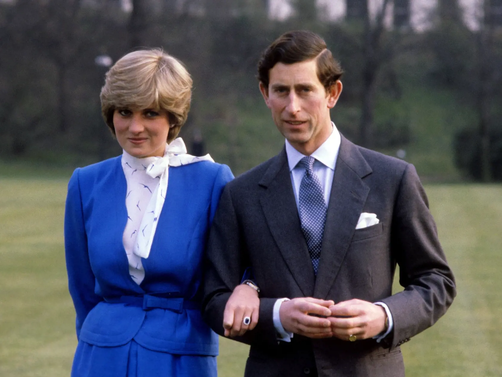 Princ Charles a Diana oznamujú zásnuby.