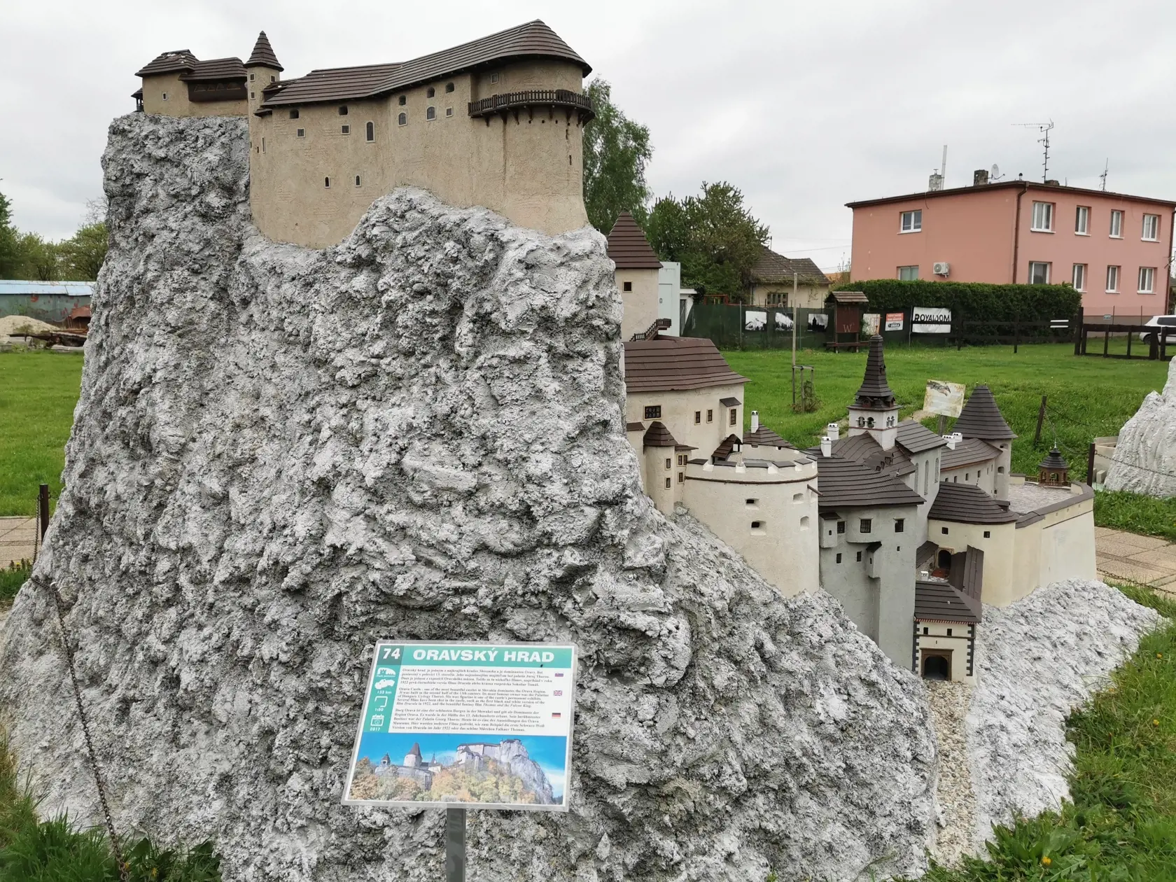 Oravský hrad je jedným z najkrajších hradov na Slovensku. V parku miniatúr sa dá obísť celý, čo inak nie je možné.