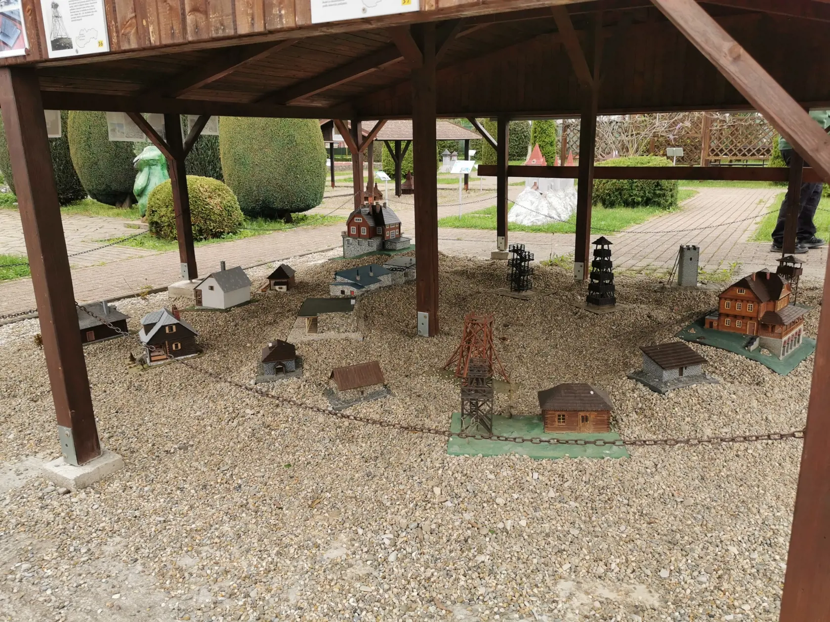 V parku sa nachádzajú aj miniatúry turistických chát a rozhľadní.