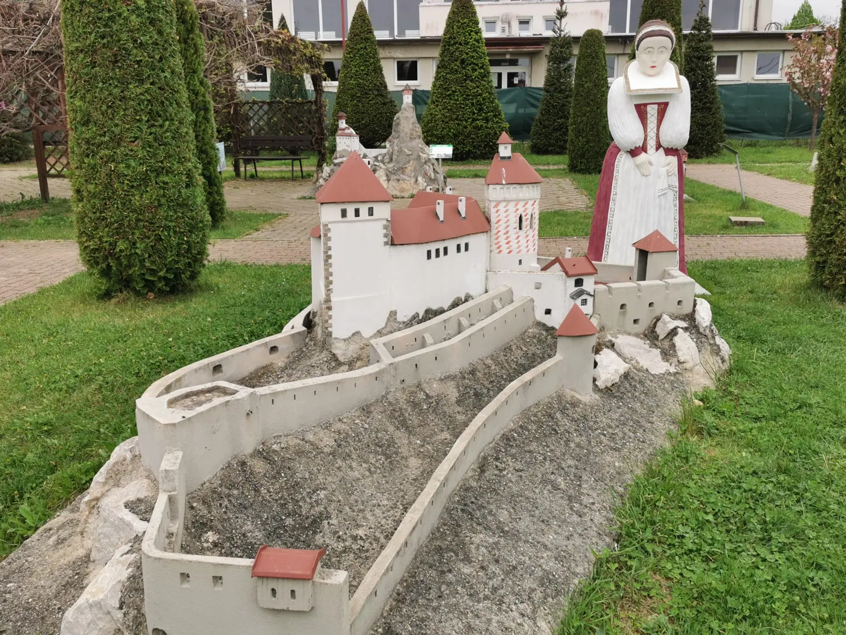 Hrad krvavej grófky Alžbety Bátoryovej v Čachticiach aj so sochou Alžbety.