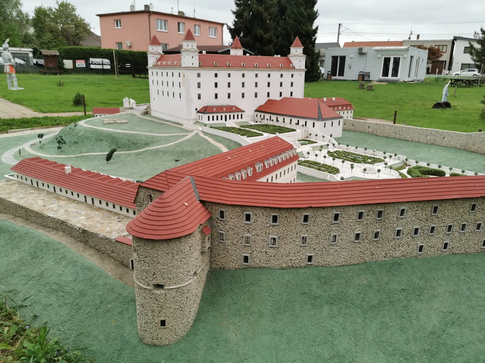 Bratislavský hrad aj s parkom. Model tohto hradu je spolu s modelom Trenčianskeho hradu jeden z najväčších v parku.
