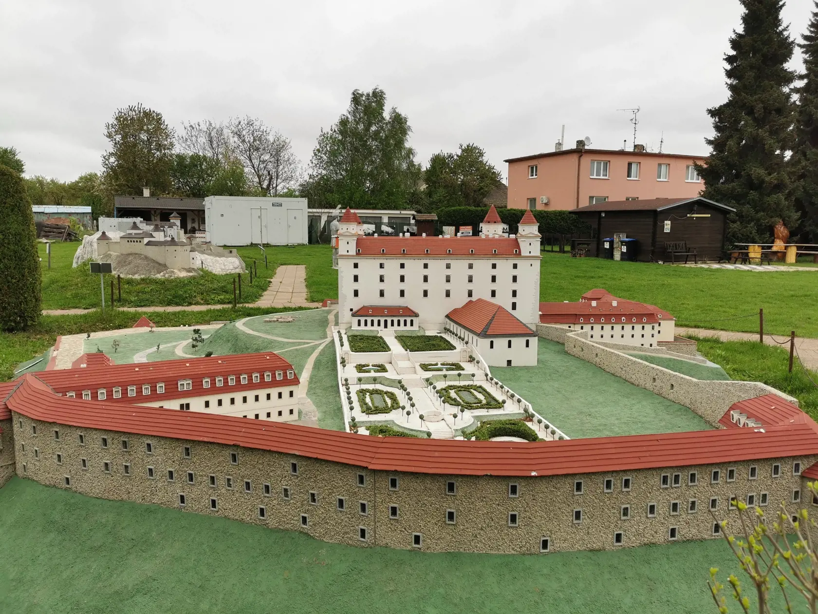 Bratislavský hrad aj s parkom. Model tohto hradu je spolu s modelom Trenčianskeho hradu jeden z najväčších v parku.