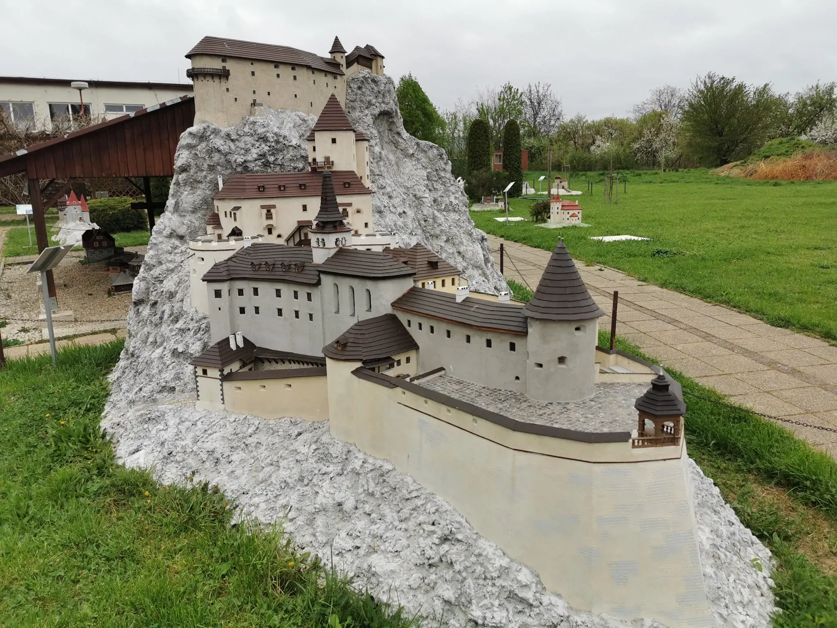 Oravský hrad je jedným z najkrajších hradov na Slovensku. V parku miniatúr sa dá obísť celý, čo inak nie je možné.