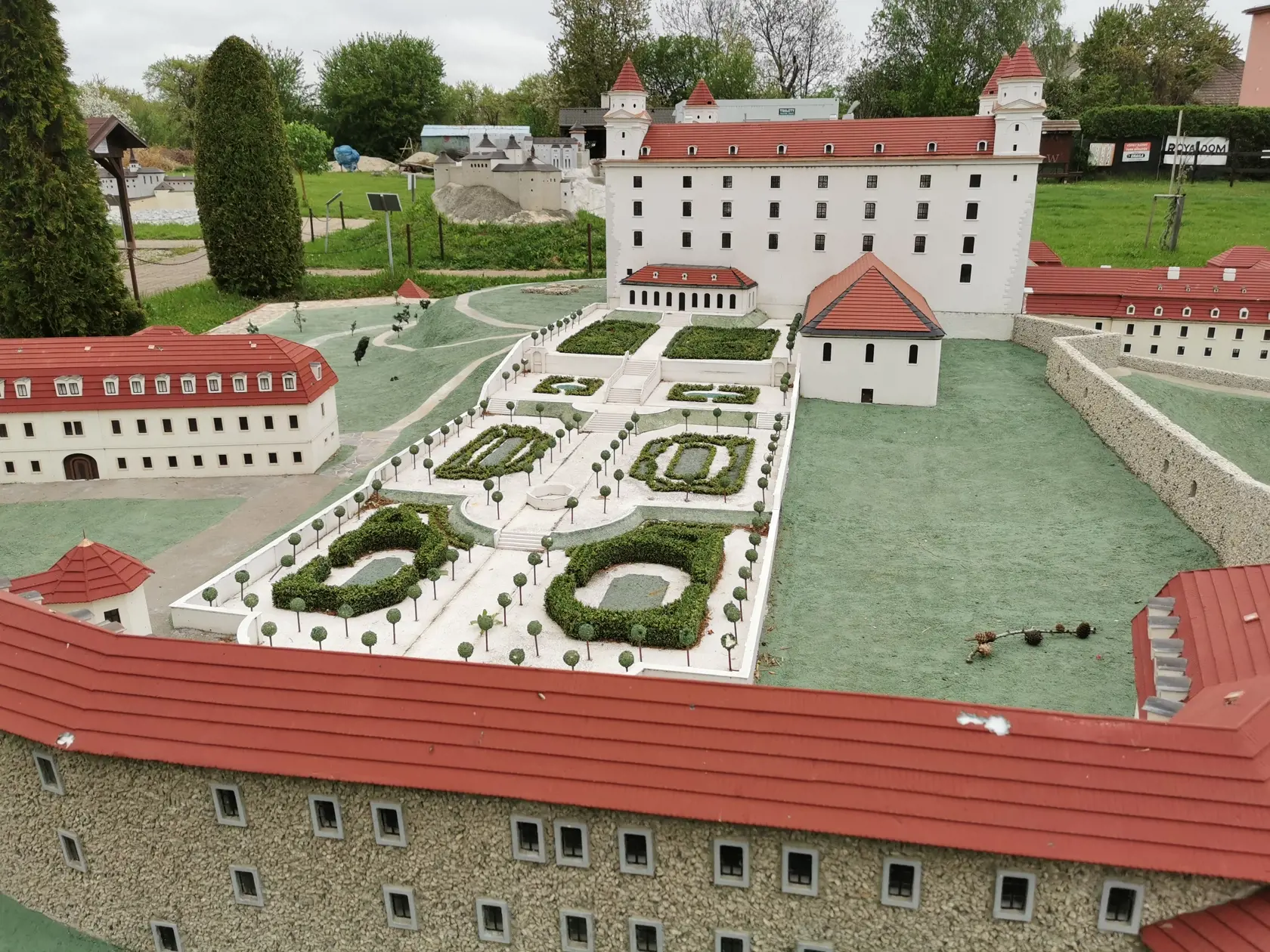 Bratislavský hrad aj s parkom. Model tohto hradu je spolu s modelom Trenčianskeho hradu jeden z najväčších v parku.