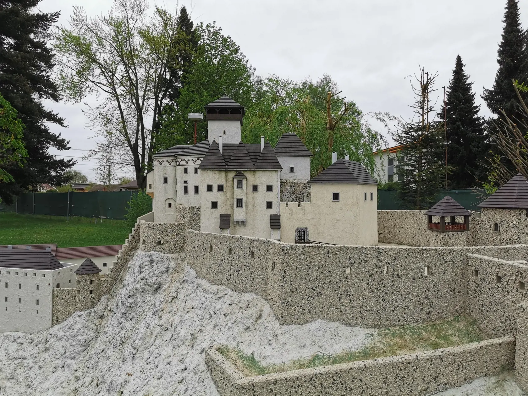 Jedným z najnovších modelov je Trenčiansky hrad aj s kompletným Južným opevnením tak, ako vyzeral za čias najväčšej slávy. Zároveň ide o jednej z najväčších modelov v parku.
