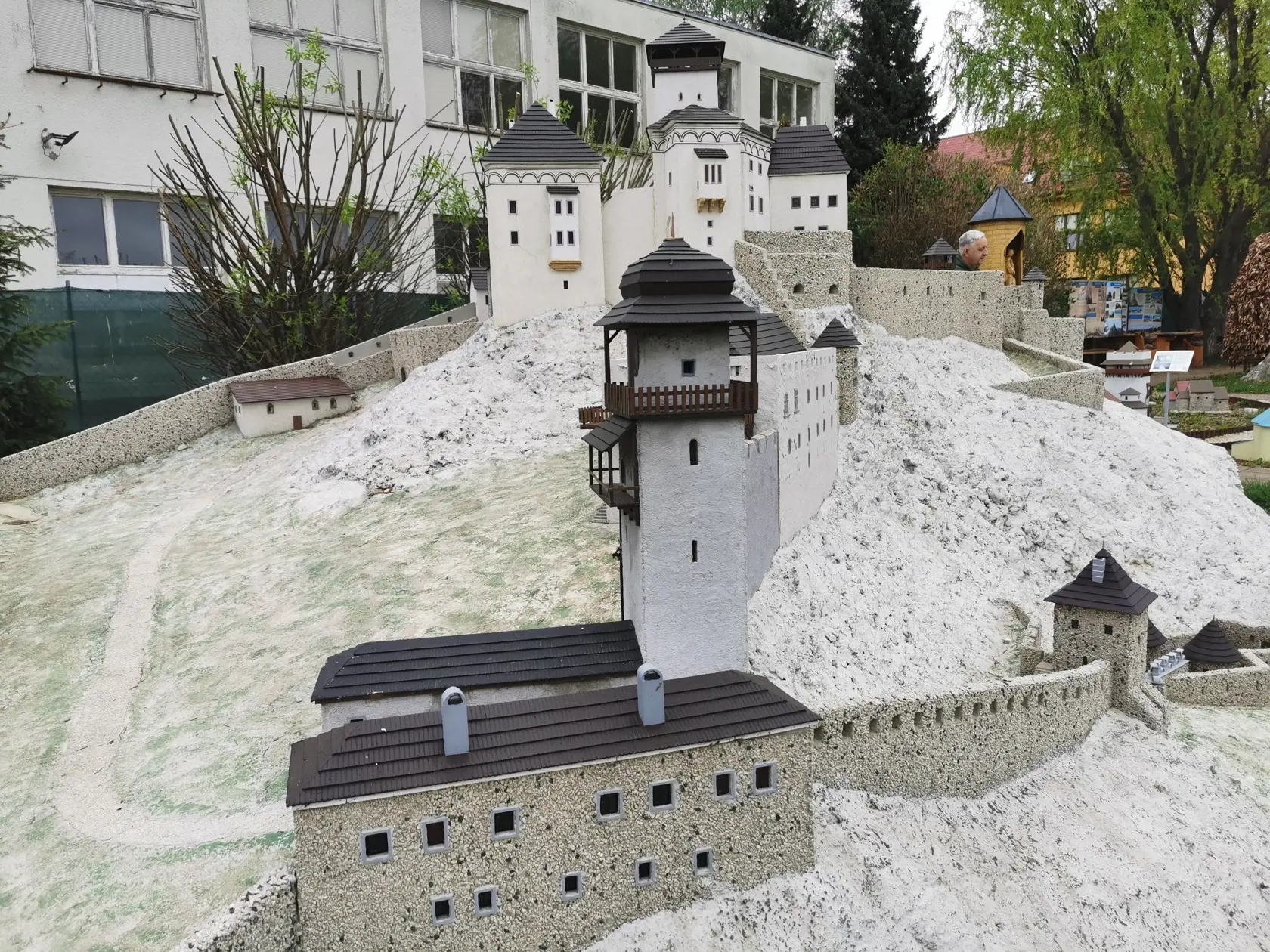 Jedným z najnovších modelov je Trenčiansky hrad aj s kompletným Južným opevnením tak, ako vyzeral za čias najväčšej slávy. Zároveň ide o jednej z najväčších modelov v parku.