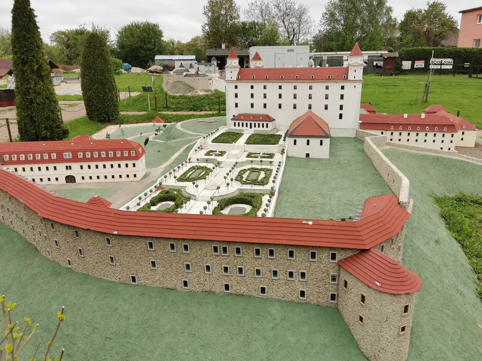 Bratislavský hrad aj s parkom. Model tohto hradu je spolu s modelom Trenčianskeho hradu jeden z najväčších v parku.