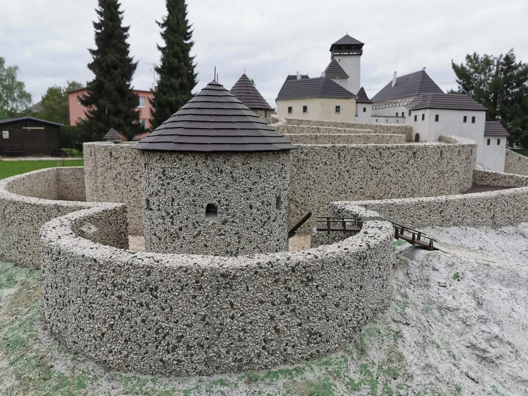 Jedným z najnovších modelov je Trenčiansky hrad aj s kompletným Južným opevnením tak, ako vyzeral za čias najväčšej slávy. Zároveň ide o jednej z najväčších modelov v parku.
