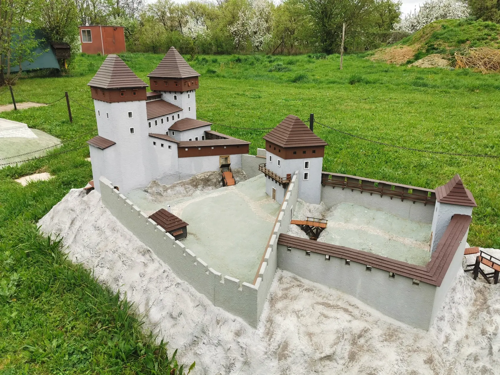 Liptovský hrad. Ide o najvyššie položený slovenský hrad, nachádza sa vo výške 1000 metrov nad morom.