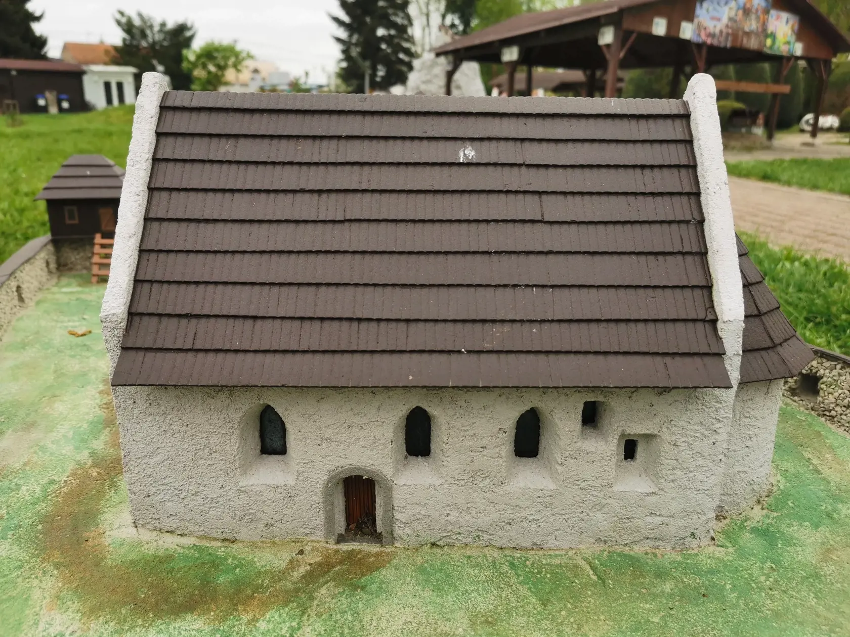 Model kostolíka v Haluziciach.