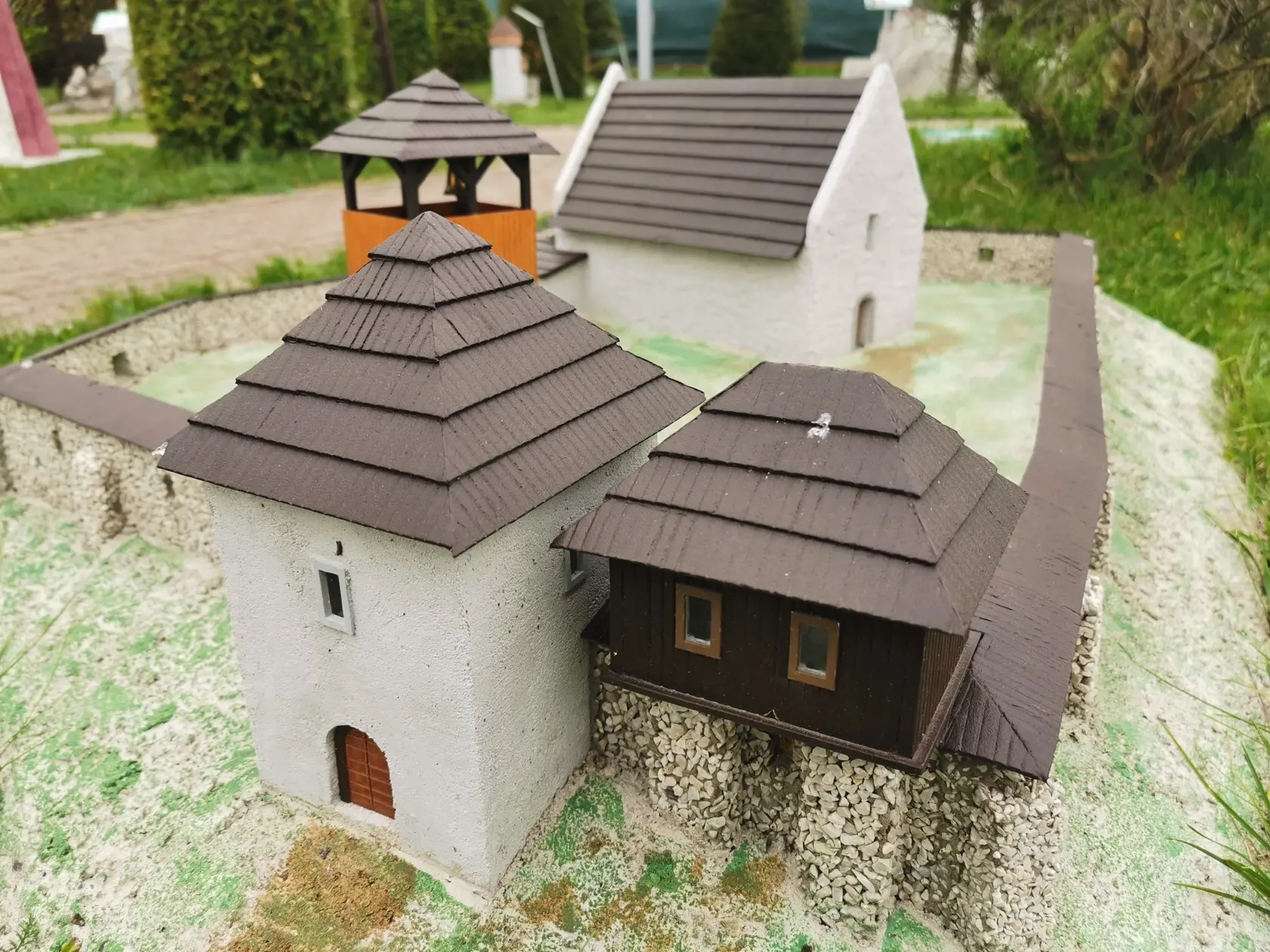 Haluzický kostolík. Takto vyzeral v čase najväčšej slávy. Neskororománsky opevnený kostolík sa nachádza nad obcou Haluzice. Bol postavený v polovici 13. storočia. Využívali ho aj protestanti, katolíkom sa vrátil po roku 1708 a slúžil ako farský kostol.