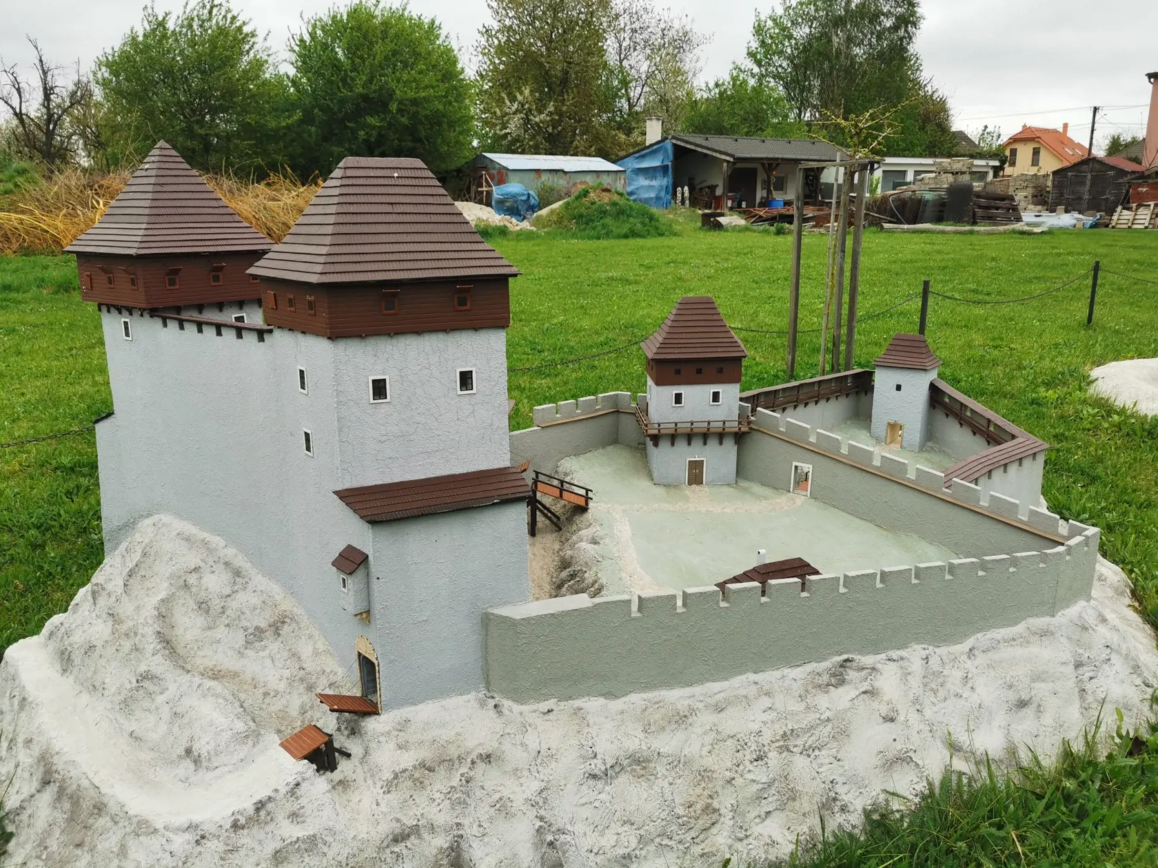 Model Liptovského hradu. Ide o najvyššie položený hrad na Slovensku, nachádza sa vo výške 1000 metrov nad morom. Hrad vznikol v druhej polovici 13. storočia.